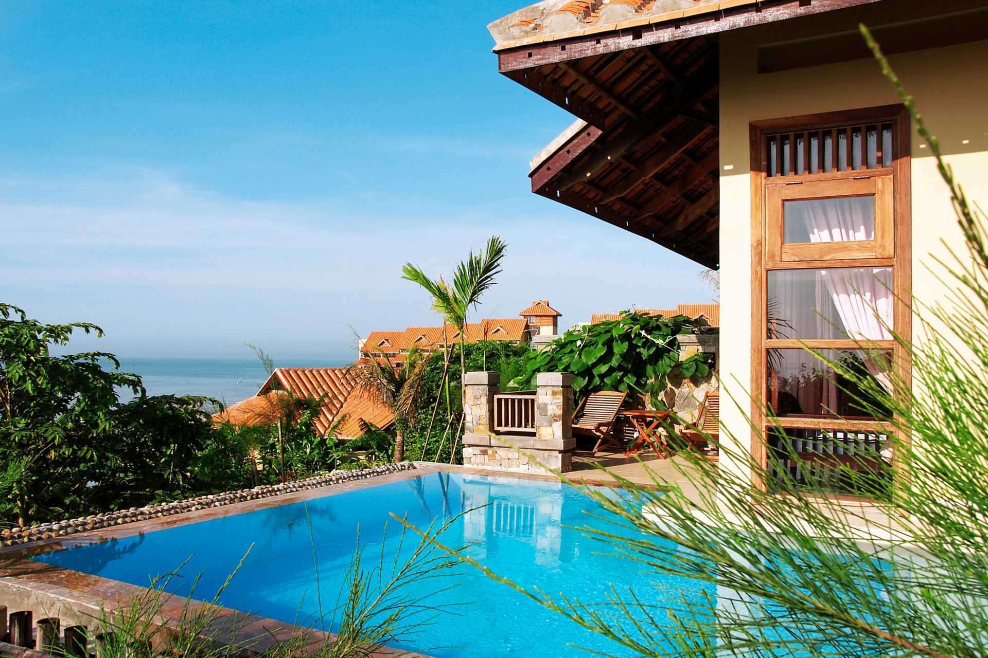 Deluxe-værelse i bungalow på hotel Romana Resort i Phan Thiet, Vietnam.