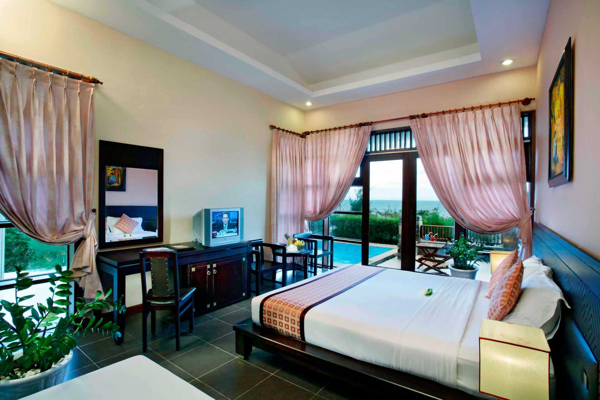 Deluxe-værelse i bungalow på hotel Romana Resort i Phan Thiet, Vietnam.