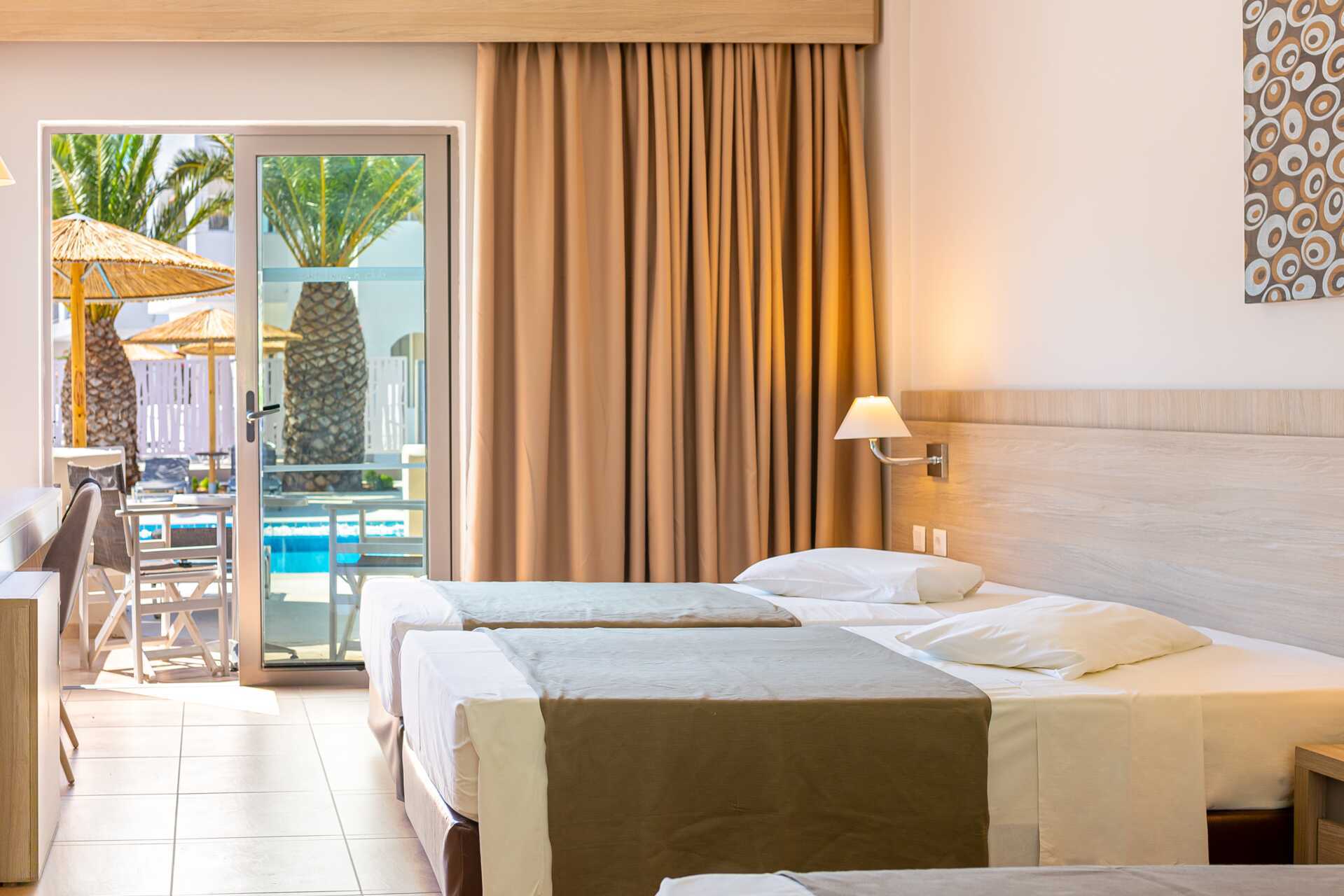 Deluxe-værelse med delt pool på Akti Beach Club hotel i Kos, Grækenland.