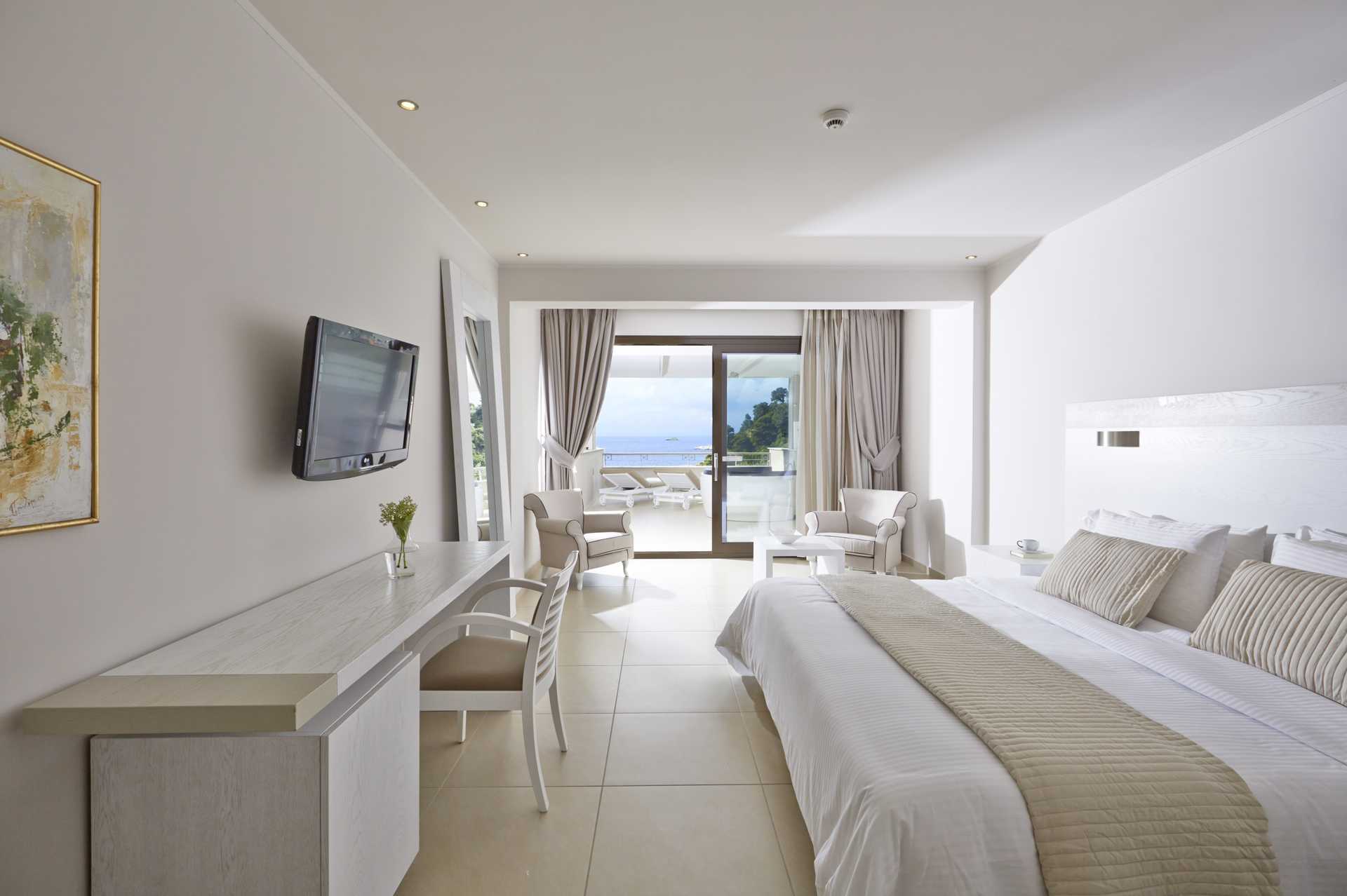 Deluxe-værelse med jacuzzi på hotel Kassandra Bay Suites &amp; Spa i Skiathos, Grækenland.