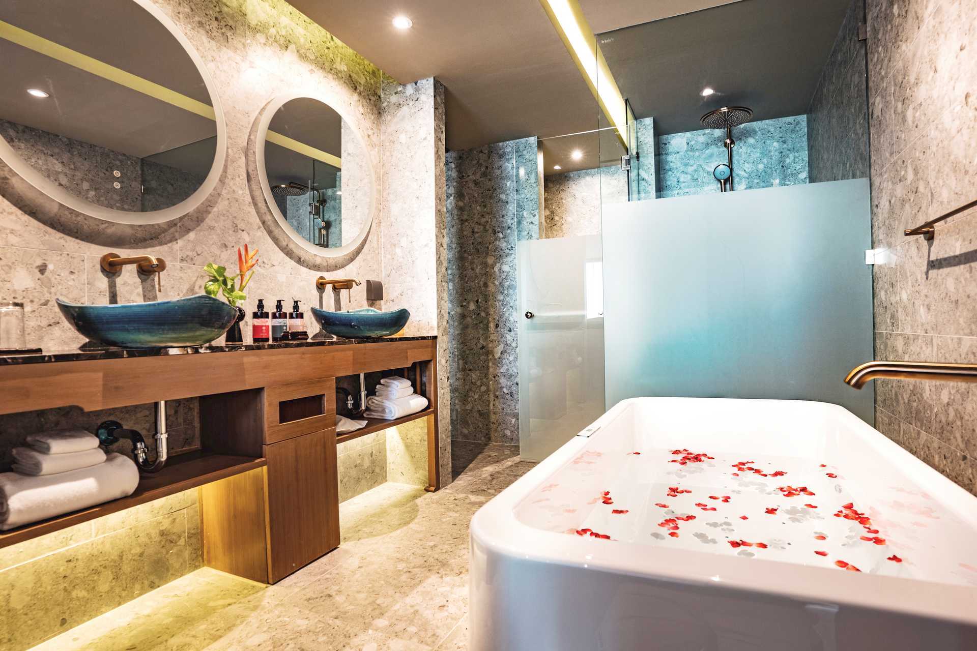 Deluxe-værelse med jacuzzi på hotel La Flora Khao Lak i Khao Lak, Thailand.