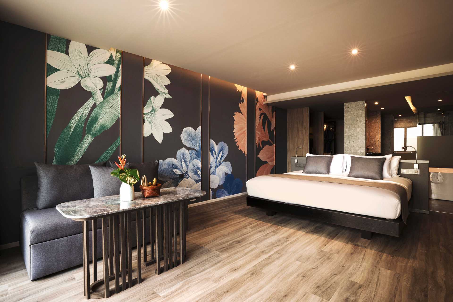 Deluxe-værelse med jacuzzi på hotel La Flora Khao Lak i Khao Lak, Thailand.