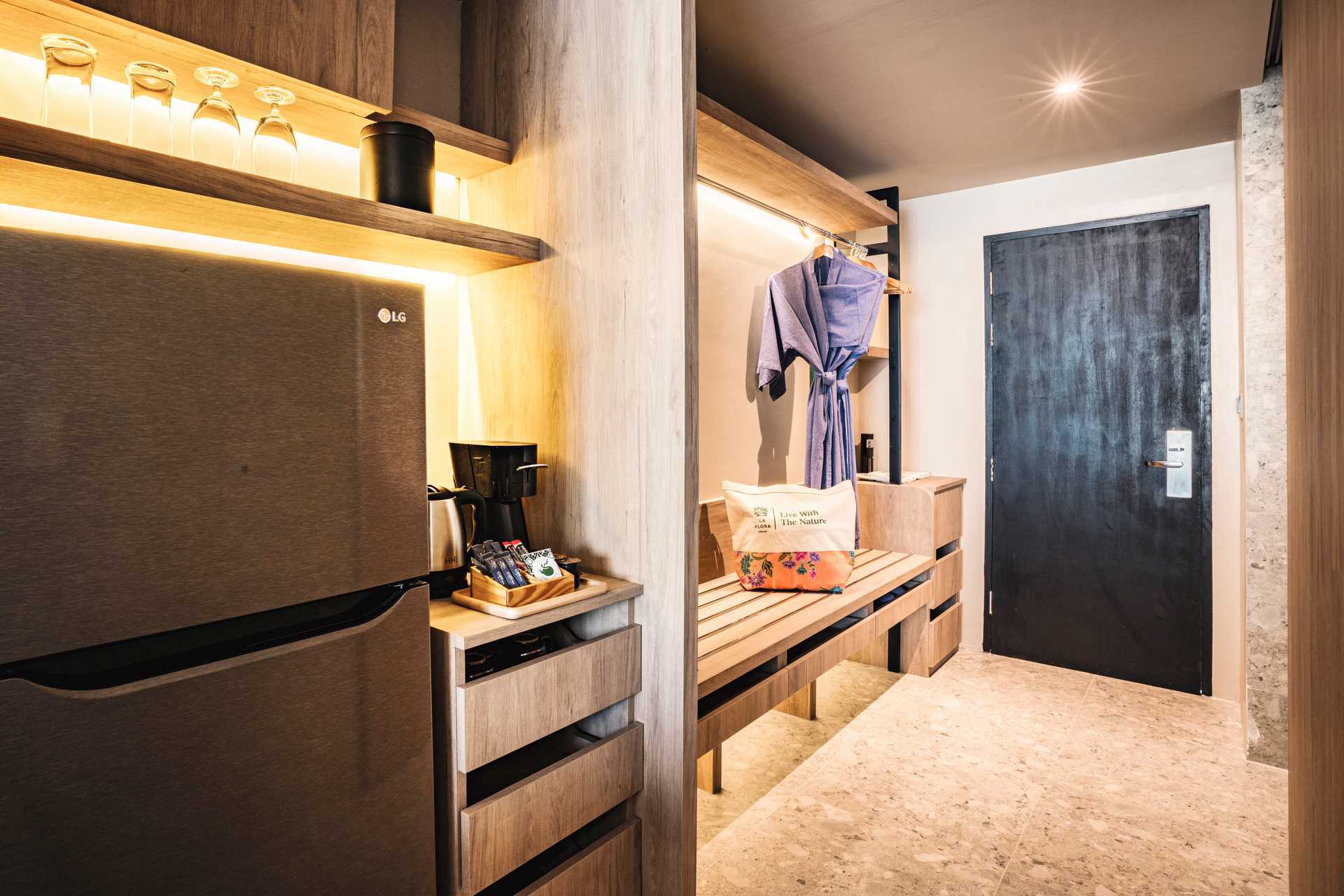 Deluxe-værelse med jacuzzi på hotel La Flora Khao Lak i Khao Lak, Thailand.