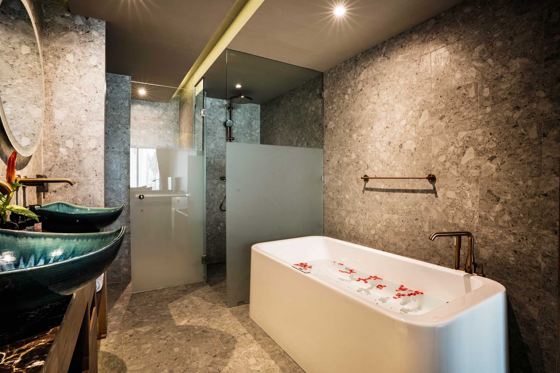 Deluxe-værelse med jacuzzi på hotel La Flora Khao Lak i Khao Lak, Thailand.
