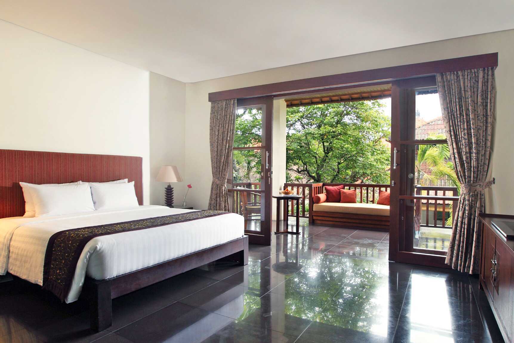 Deluxe-værelse på hotel Griya Santrian i Sanur, Bali.
