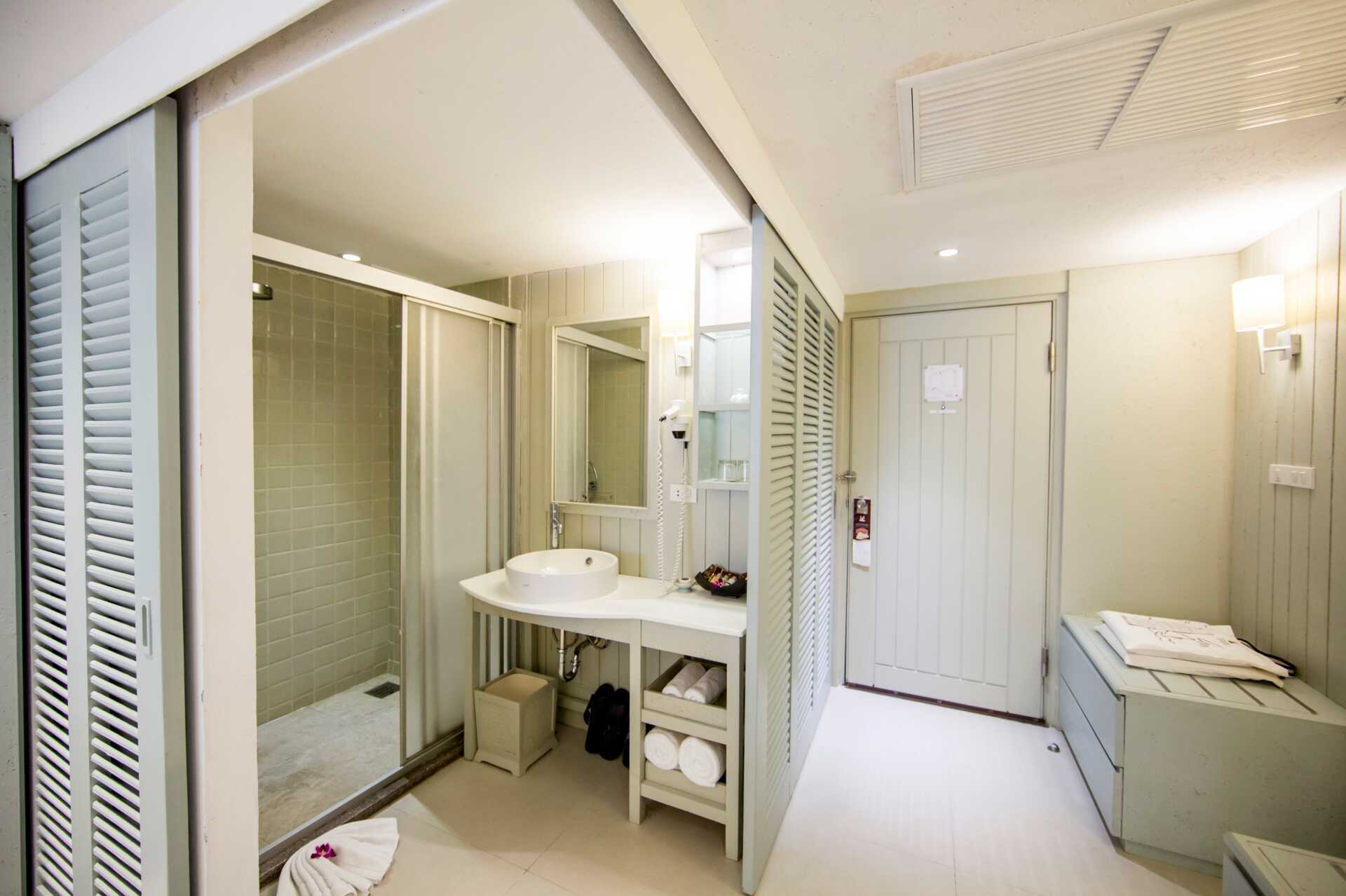 Deluxe-værelse på hotel Katathani Phuket Beach Resort, Thailand.