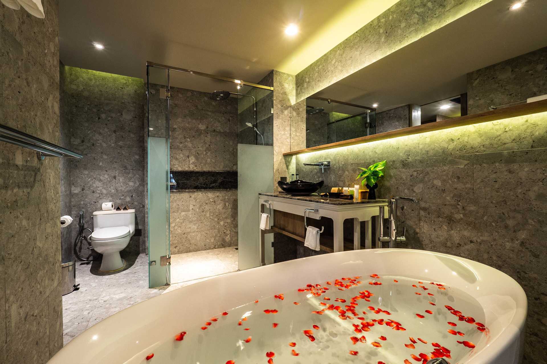 Deluxe-værelse på La Flora Khao Lak i Khao Lak, Thailand.