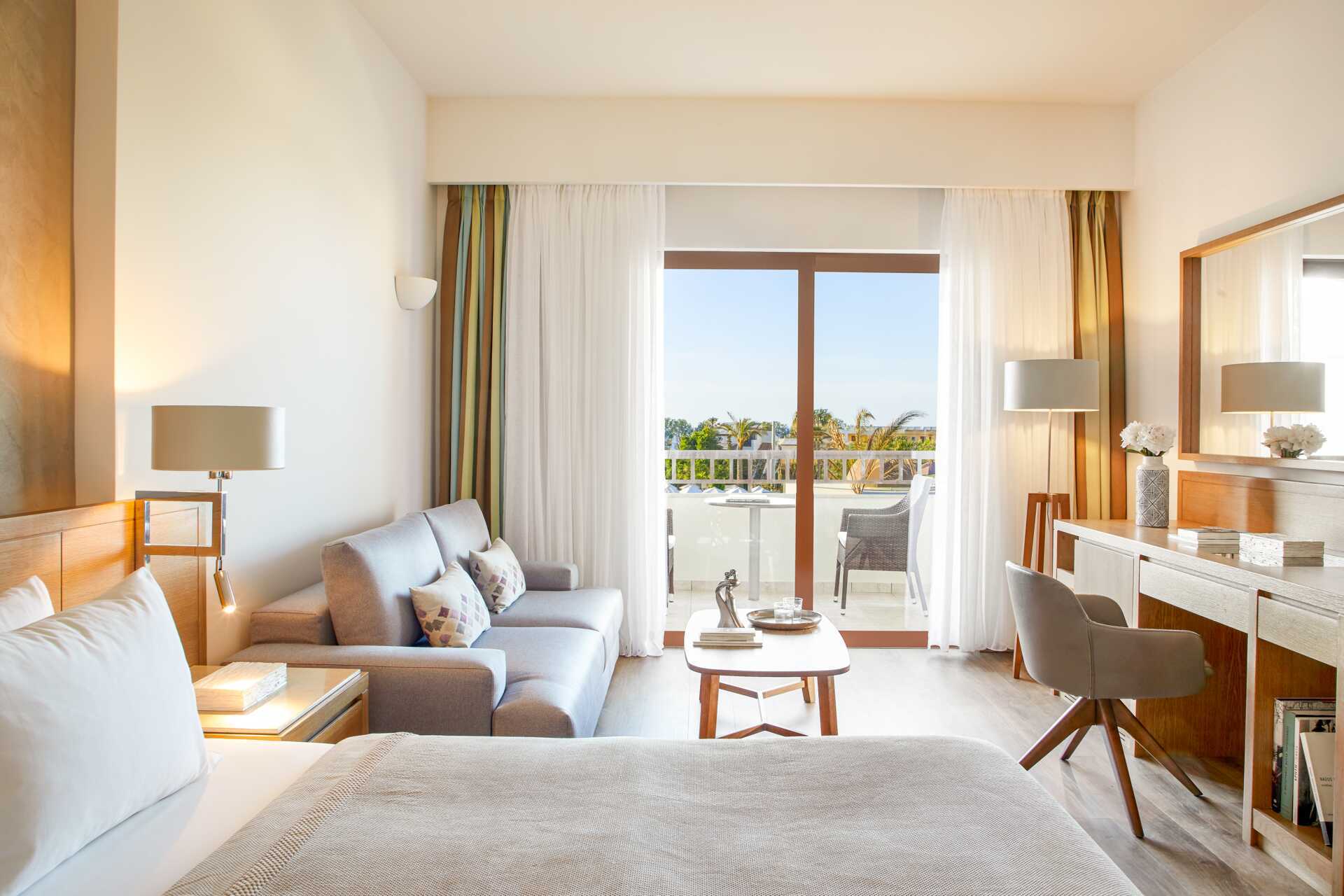 Dobbeltværelse i bungalow på hotel Minoa Palace resort &amp; Spa i Platanias på Kreta, Grækenland.