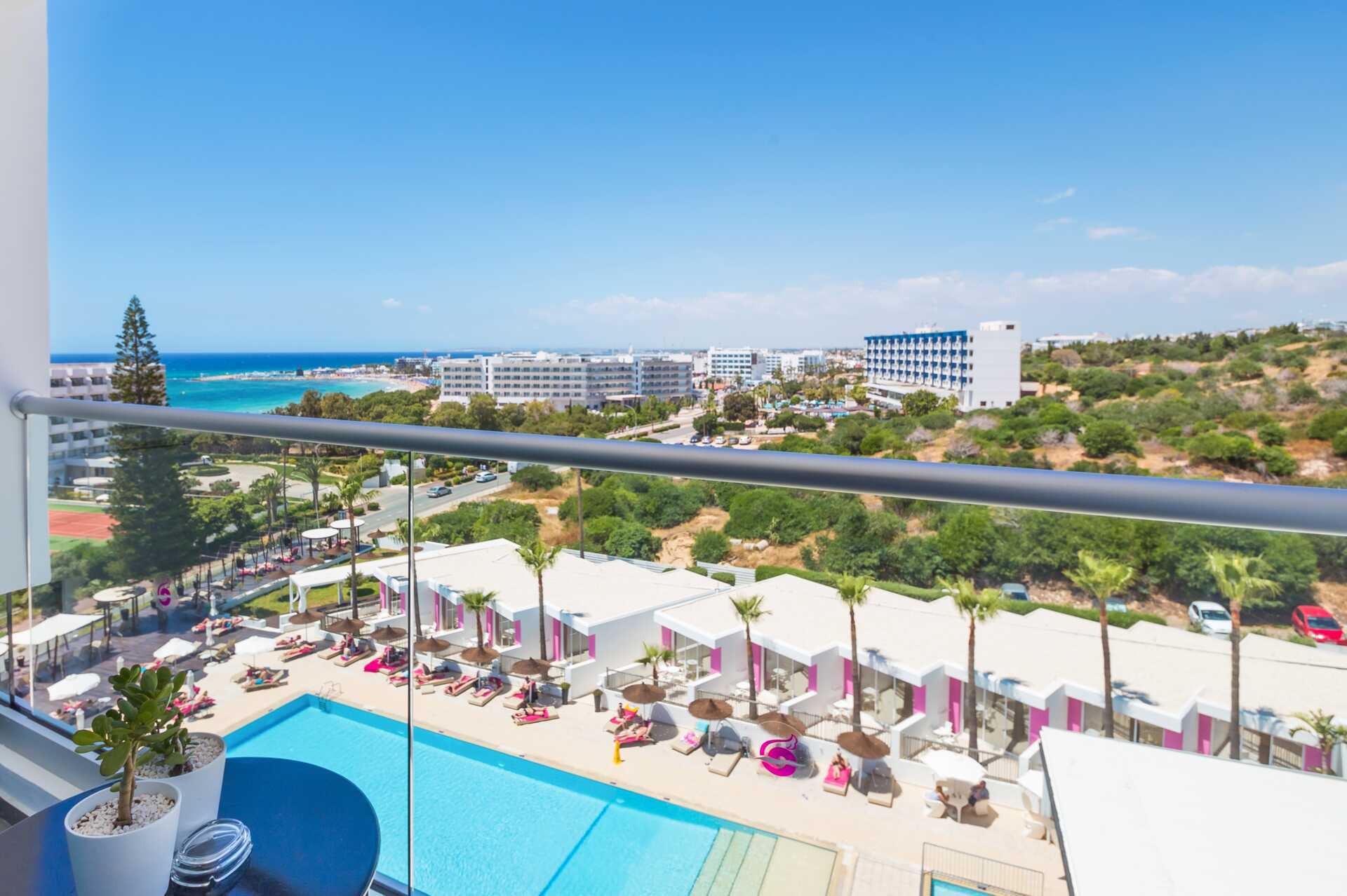 Dobbeltværelse med delvis havudsigt