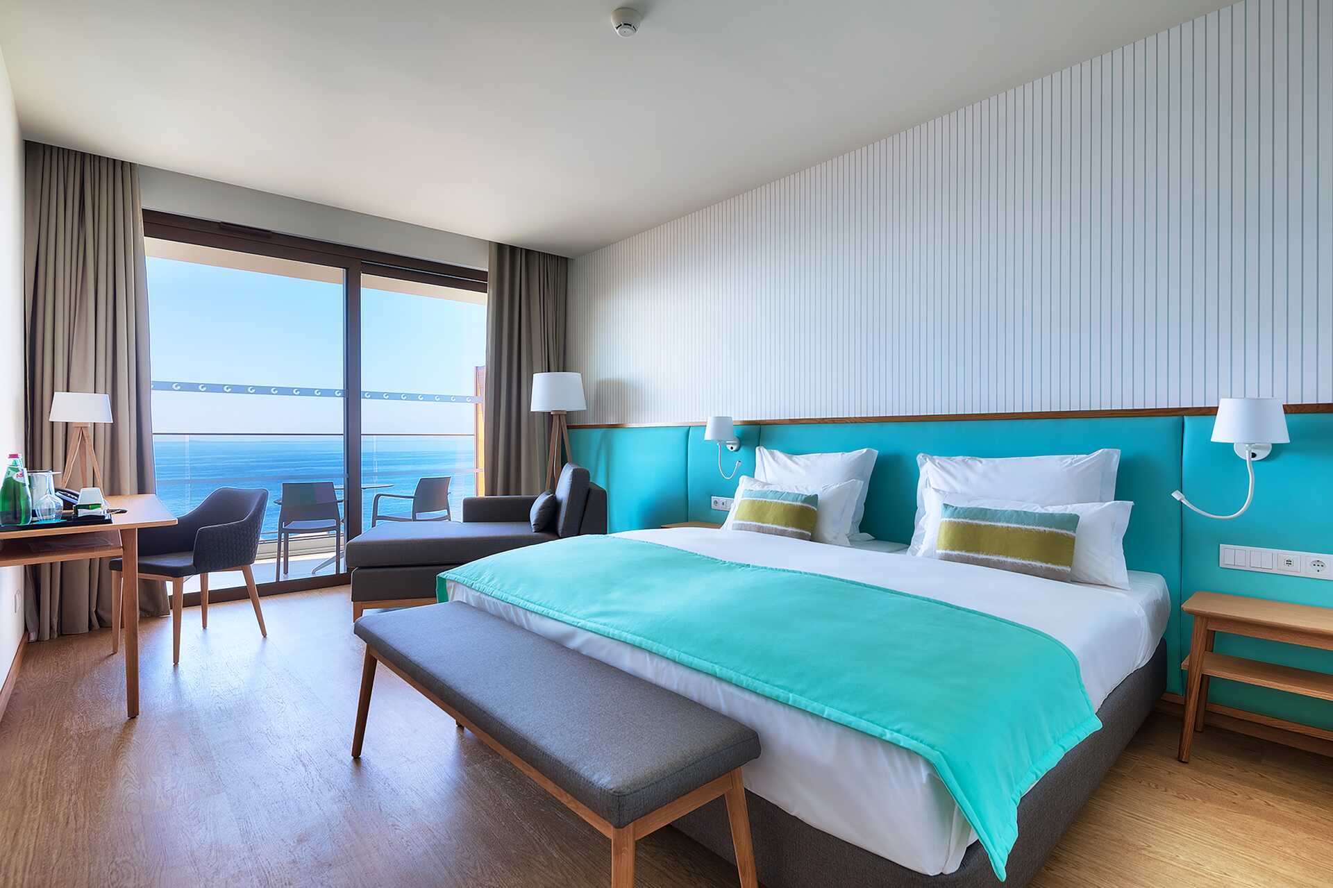 Dobbeltværelse med havudsigt på hotel Sentido Galomar på Madeira, Portugal.