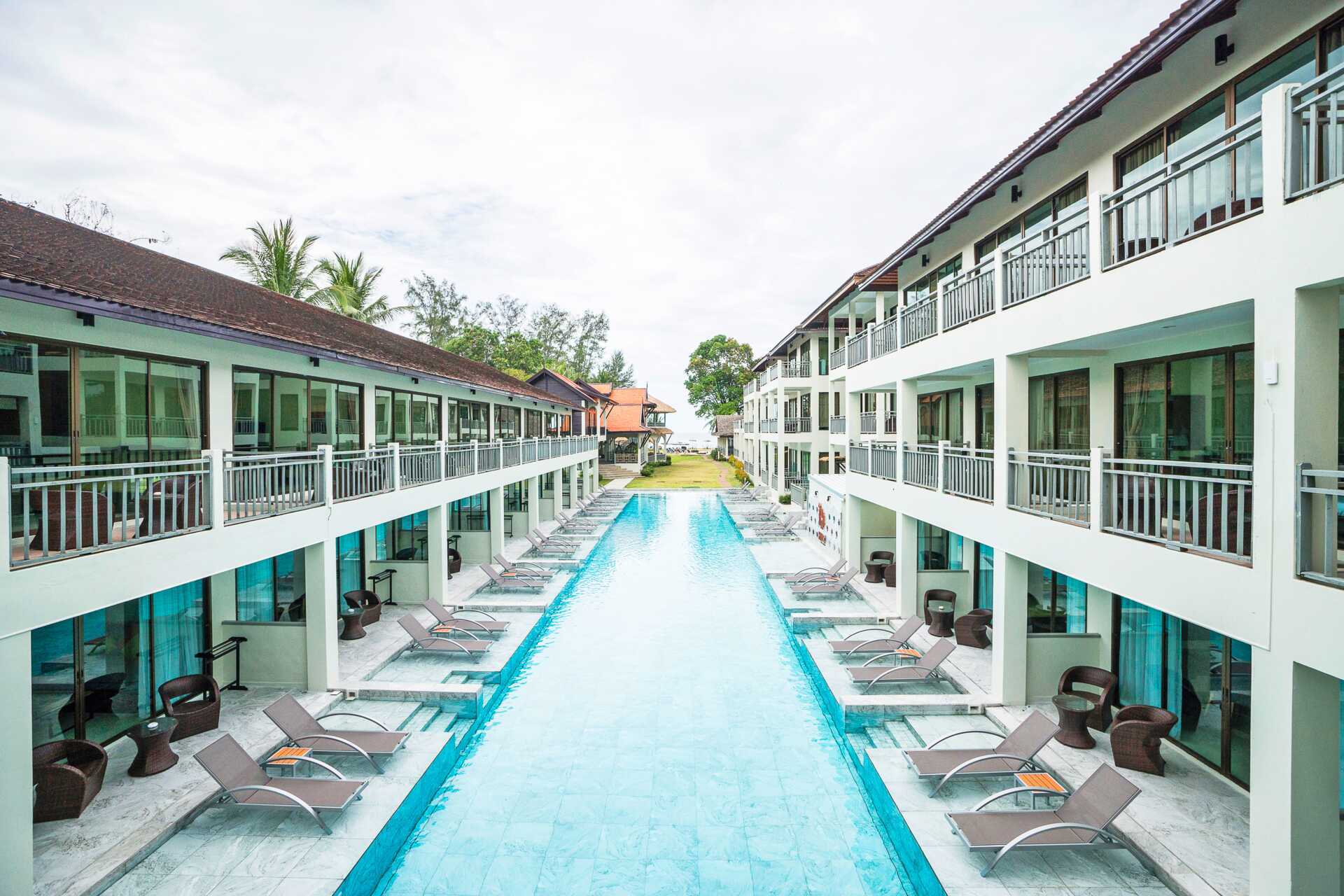 Dobbeltværelse med pooludsigt på Hive Khaolak Beach Resort, Thailand.