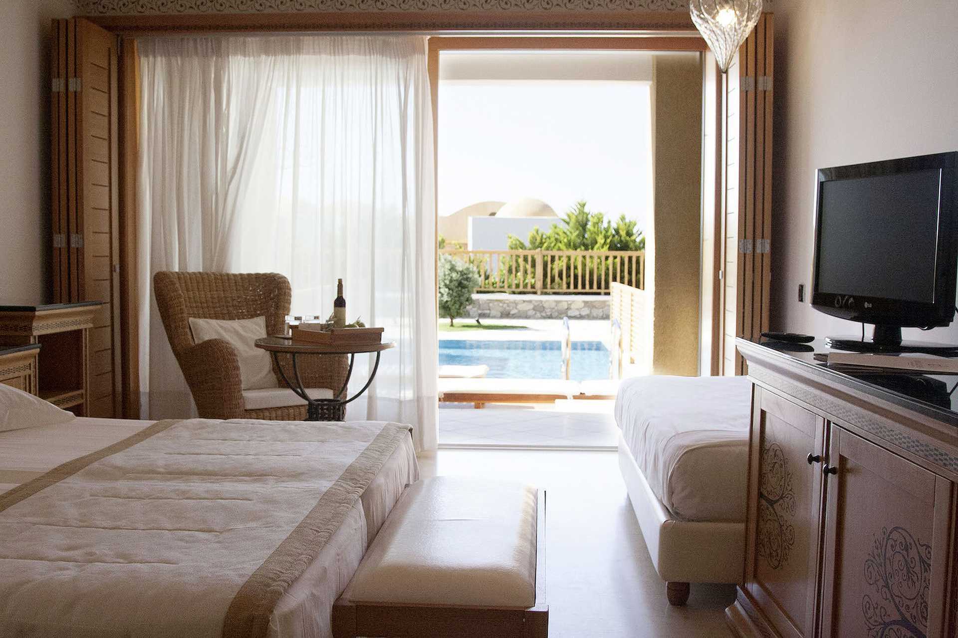 Dobbeltværelse med privat pool på hotel Mitsis Blue Domes Resort &amp; Spa på Kos.