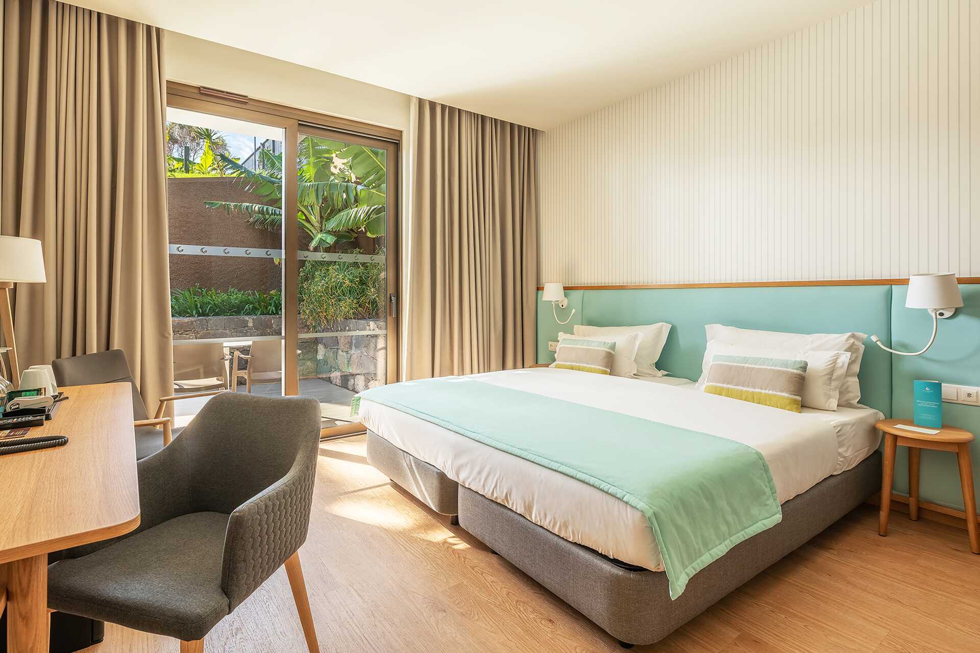 Dobbeltværelse med udsigt til haven på hotel Sentido Galomar på Madeira, Portugal.