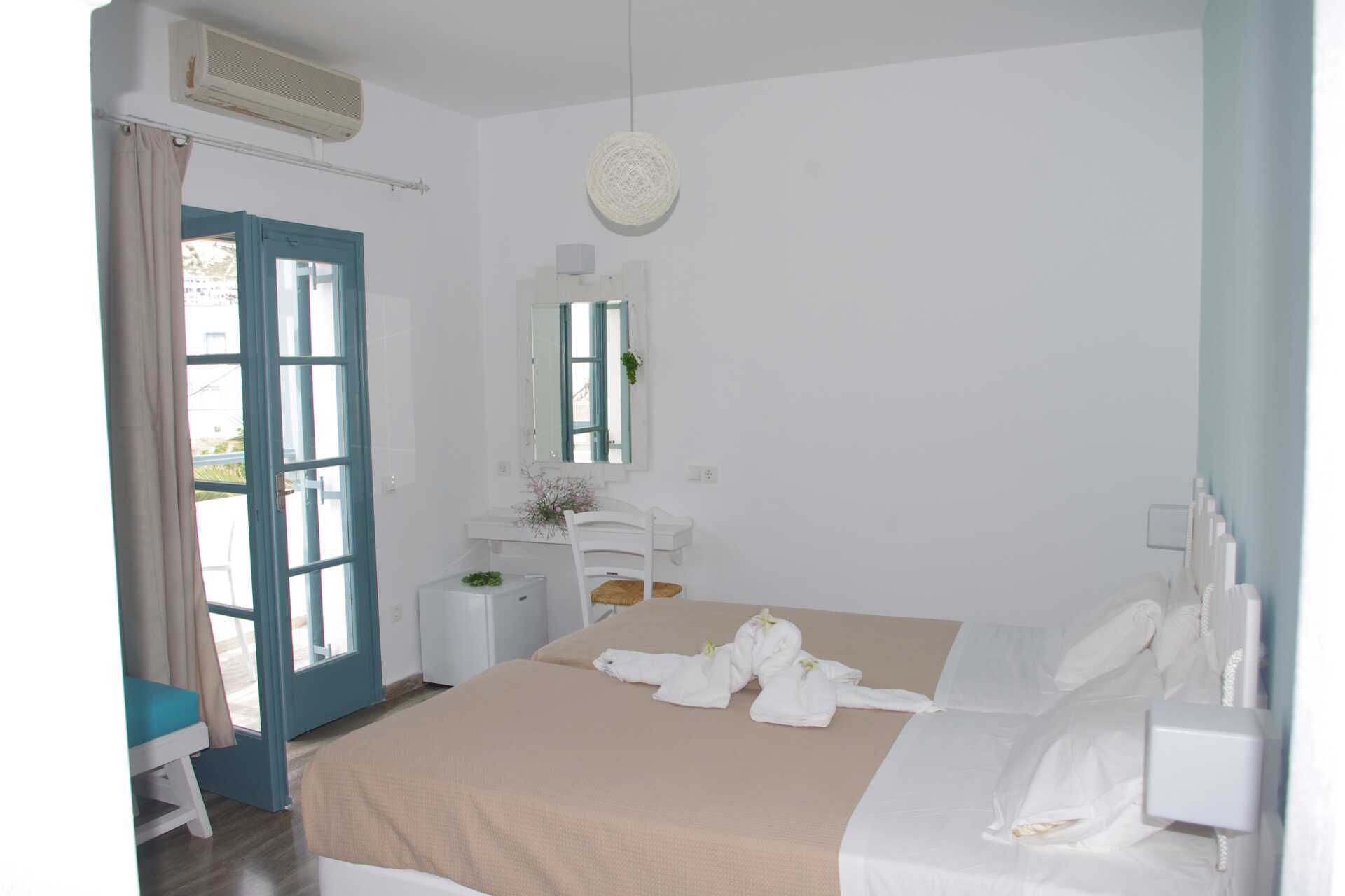 Dobbeltværelse på hotel Alitana Boutique i Kamari, Santorini.