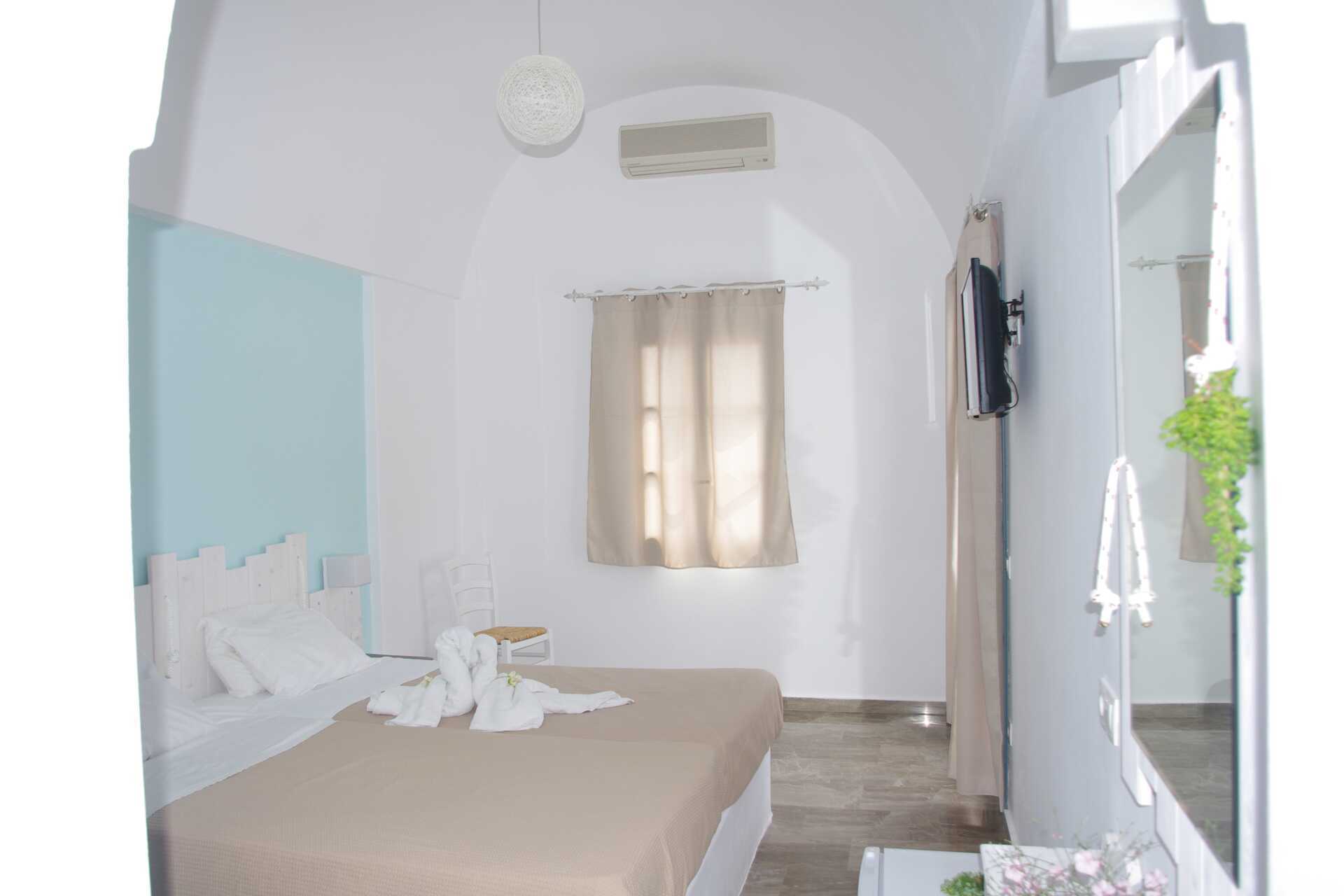 Dobbeltværelse på hotel Alitana Boutique i Kamari, Santorini.
