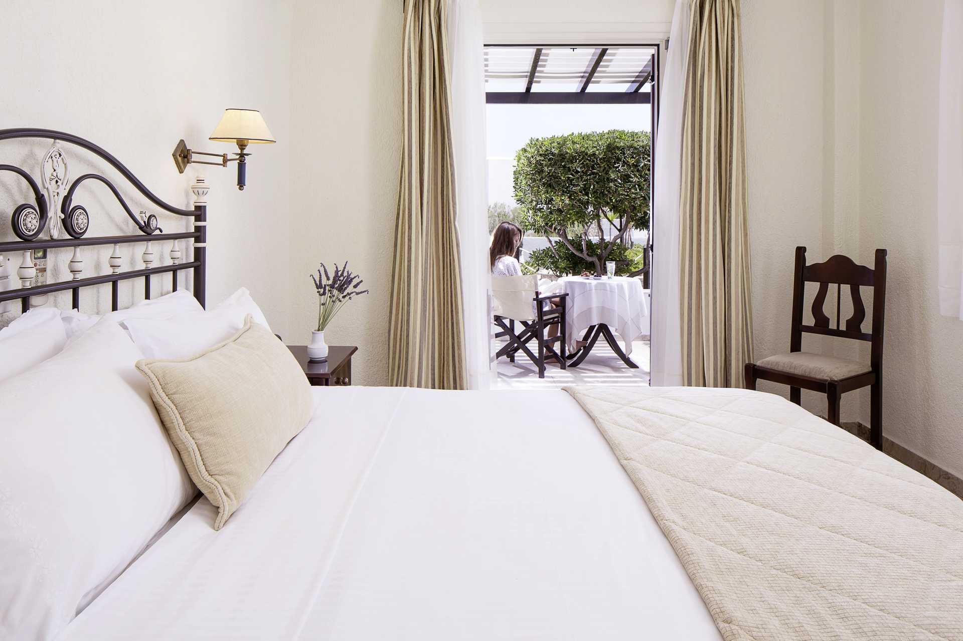 Dobbeltværelse på Hotel Contaratos Beach på Paros i Grækenland.