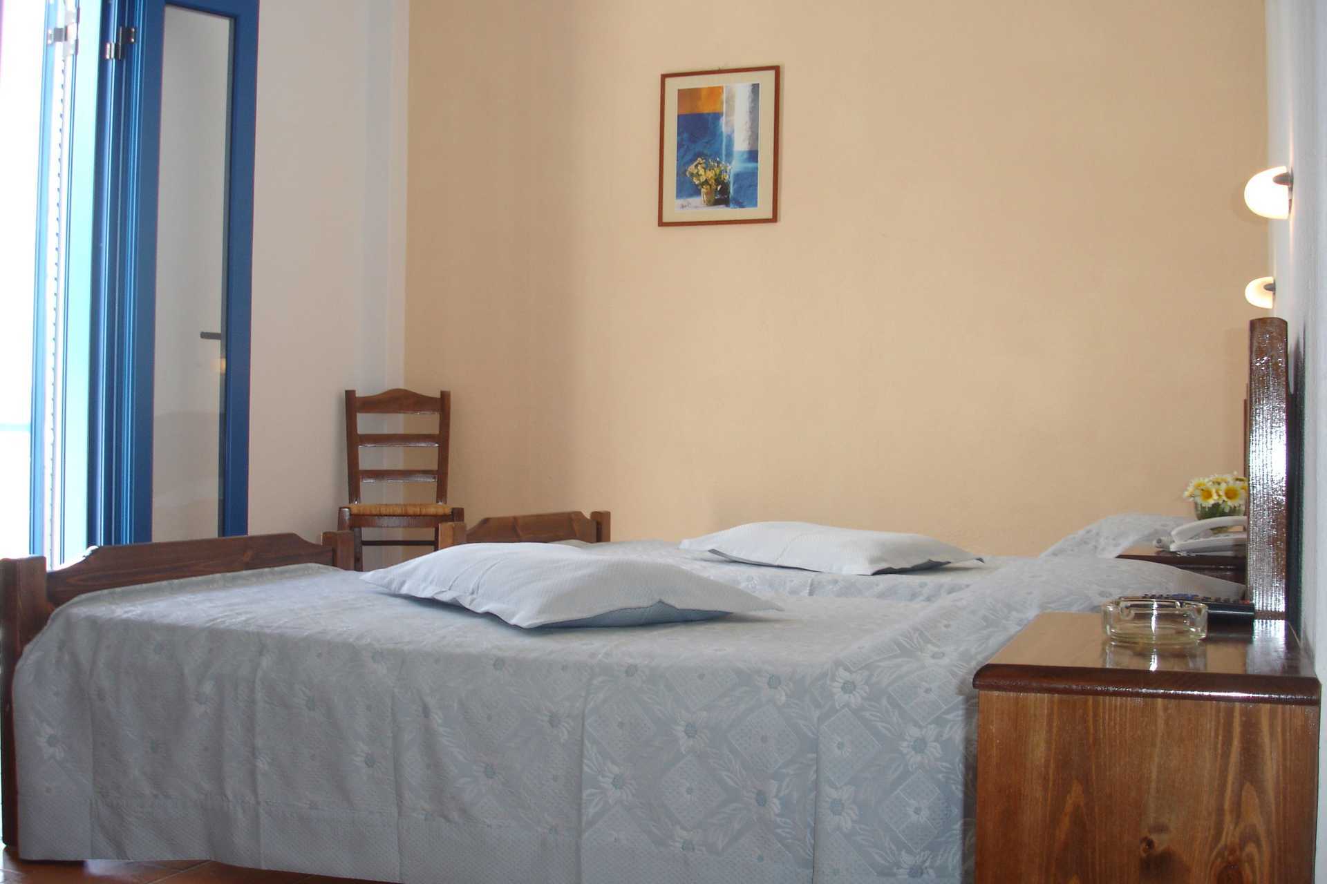 Dobbeltværelse på hotel Gardenia på Santorini i Grækenland.