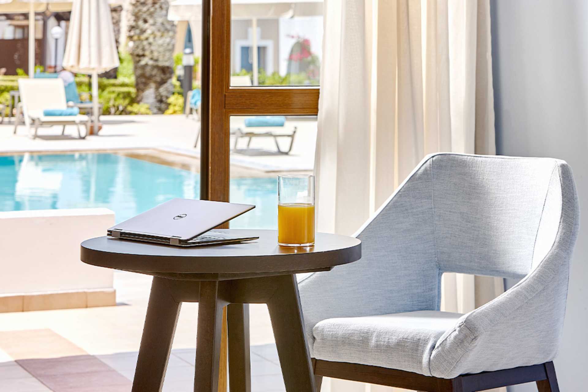 Dobbeltværelser i bungalow med udeplads og delt pool