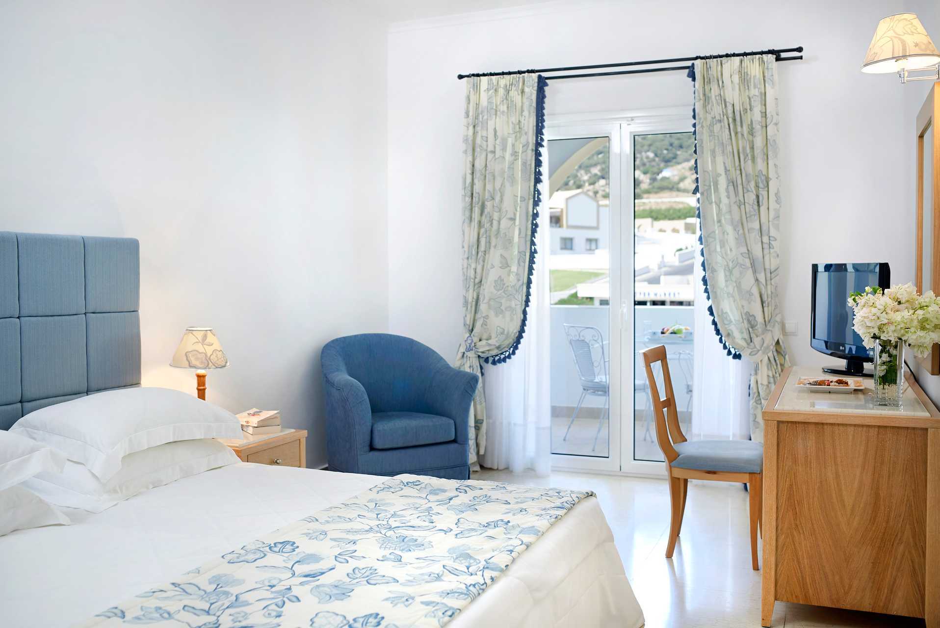 Dobbeltværelser i bungalow på hotel Mitsis Norida Beach Hotel på Kos, Grækenland.