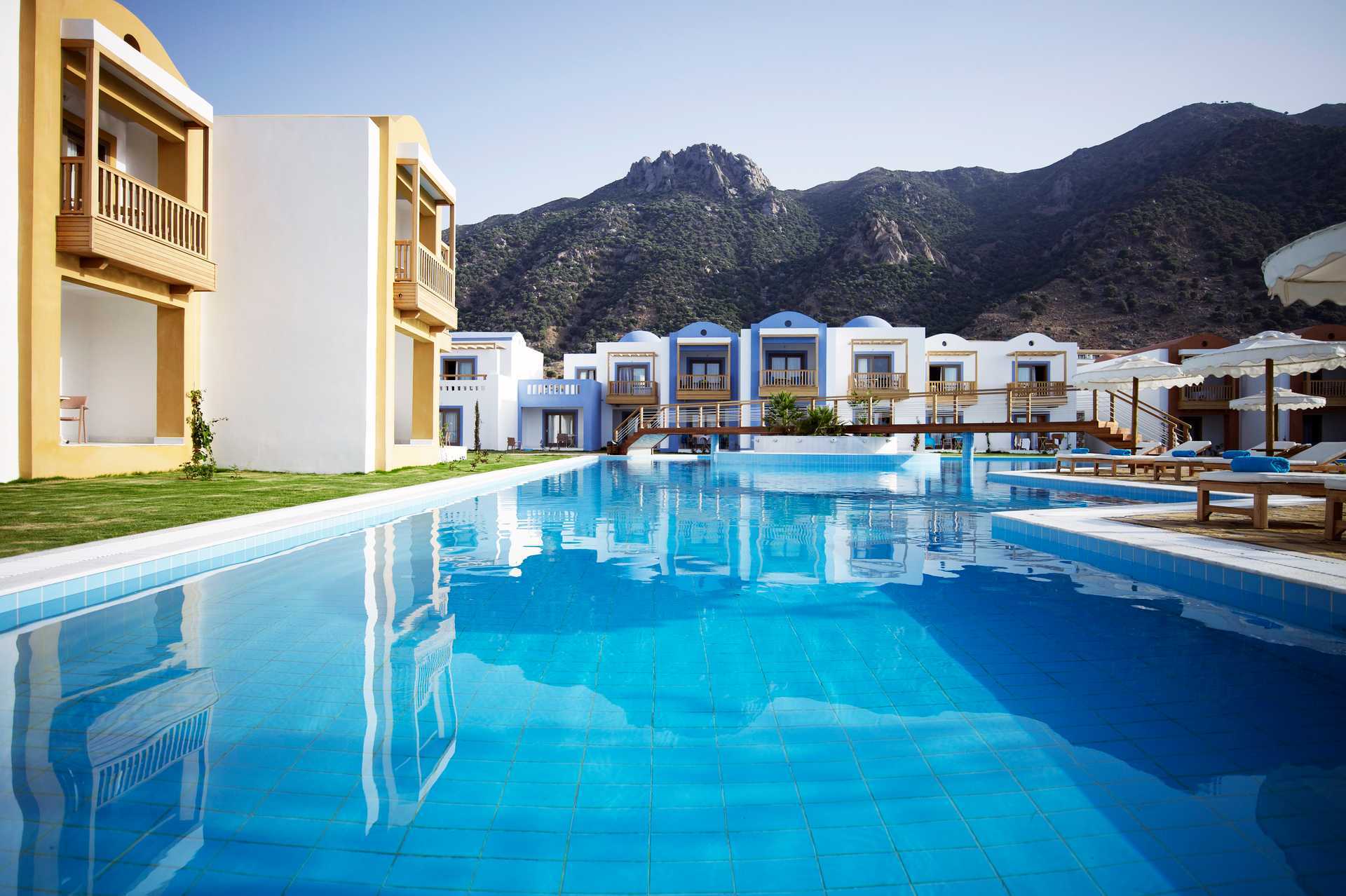 Dobbeltværelser i bungalower på hotel Blue Domes Resort &amp; Spa Mitsis Hotels i Kardamena på Kos, Grækenland.