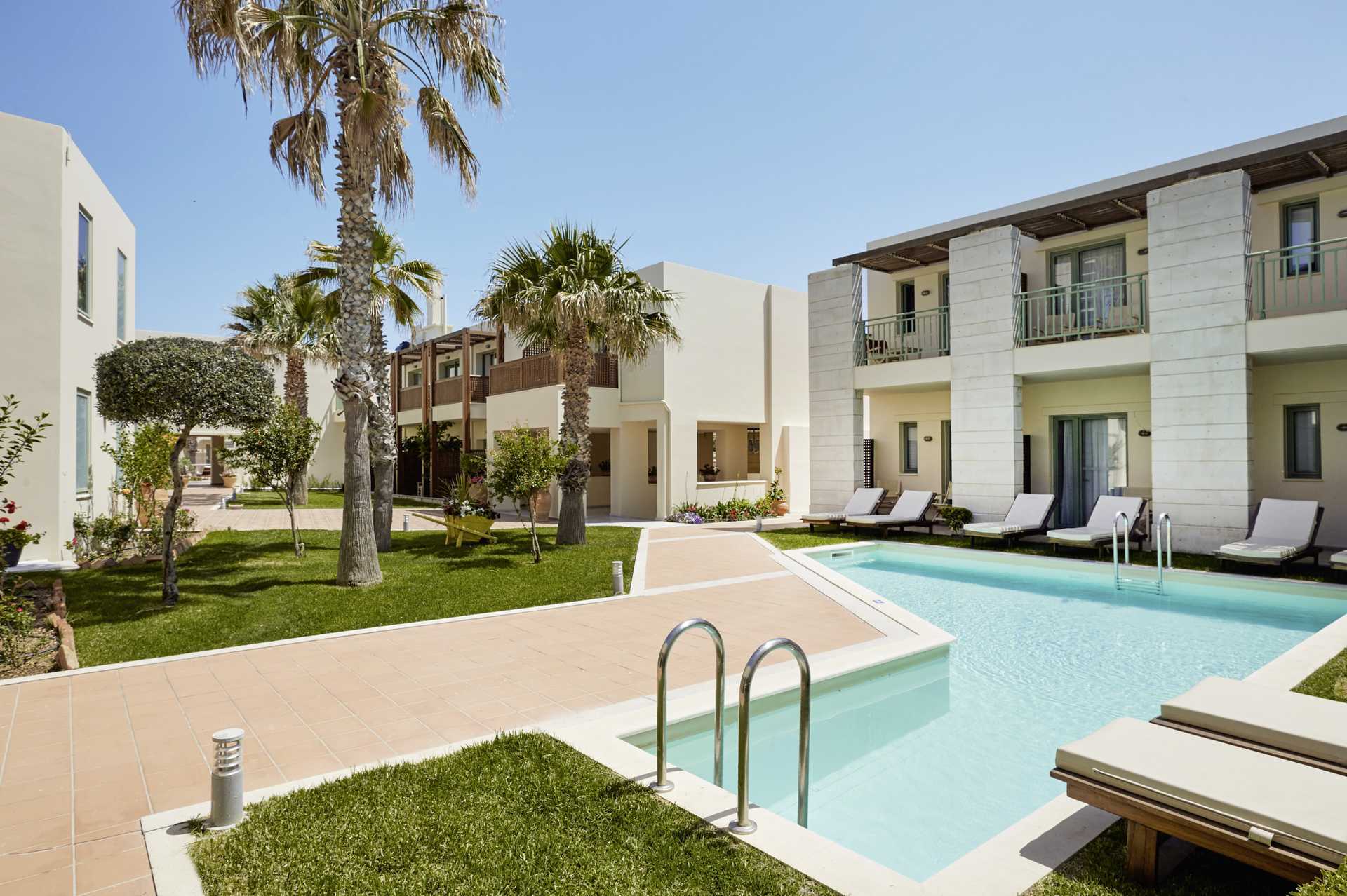 Dobbeltværelser med fælles pool på hotel Grand Bay Beach Resort på Kreta, Grækenland.