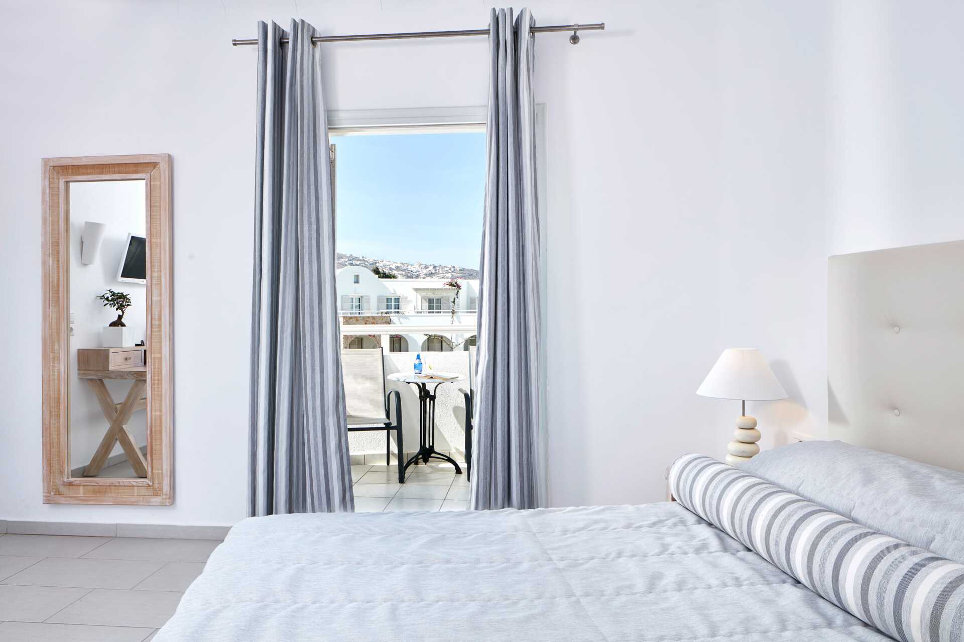Dobbeltværelser på Aegean Plaza-hotel i Santorini, Grækenland.