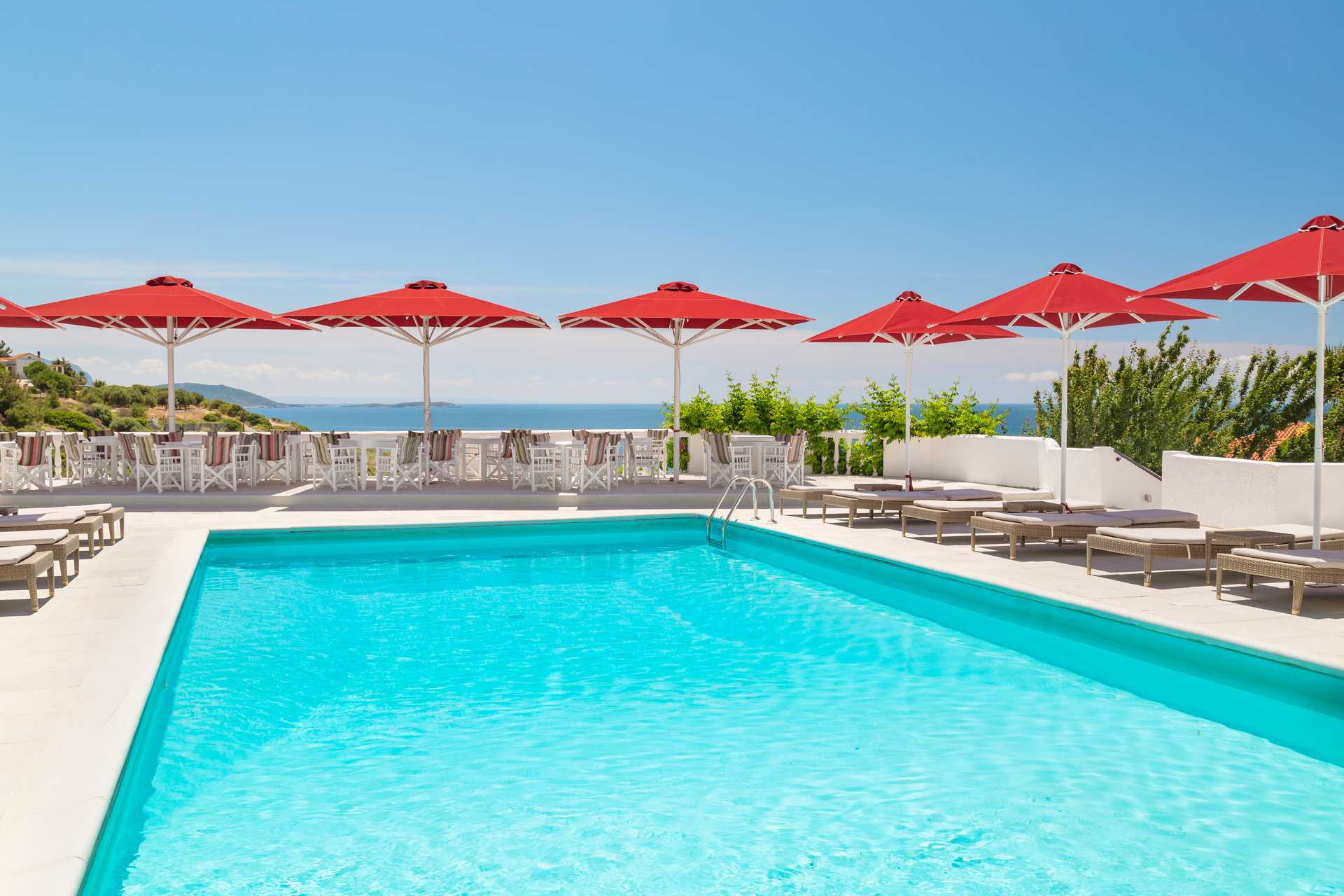 Poolområdet på hotel Lithos, der kan benyttes af gæster på Doryssa Theorem.