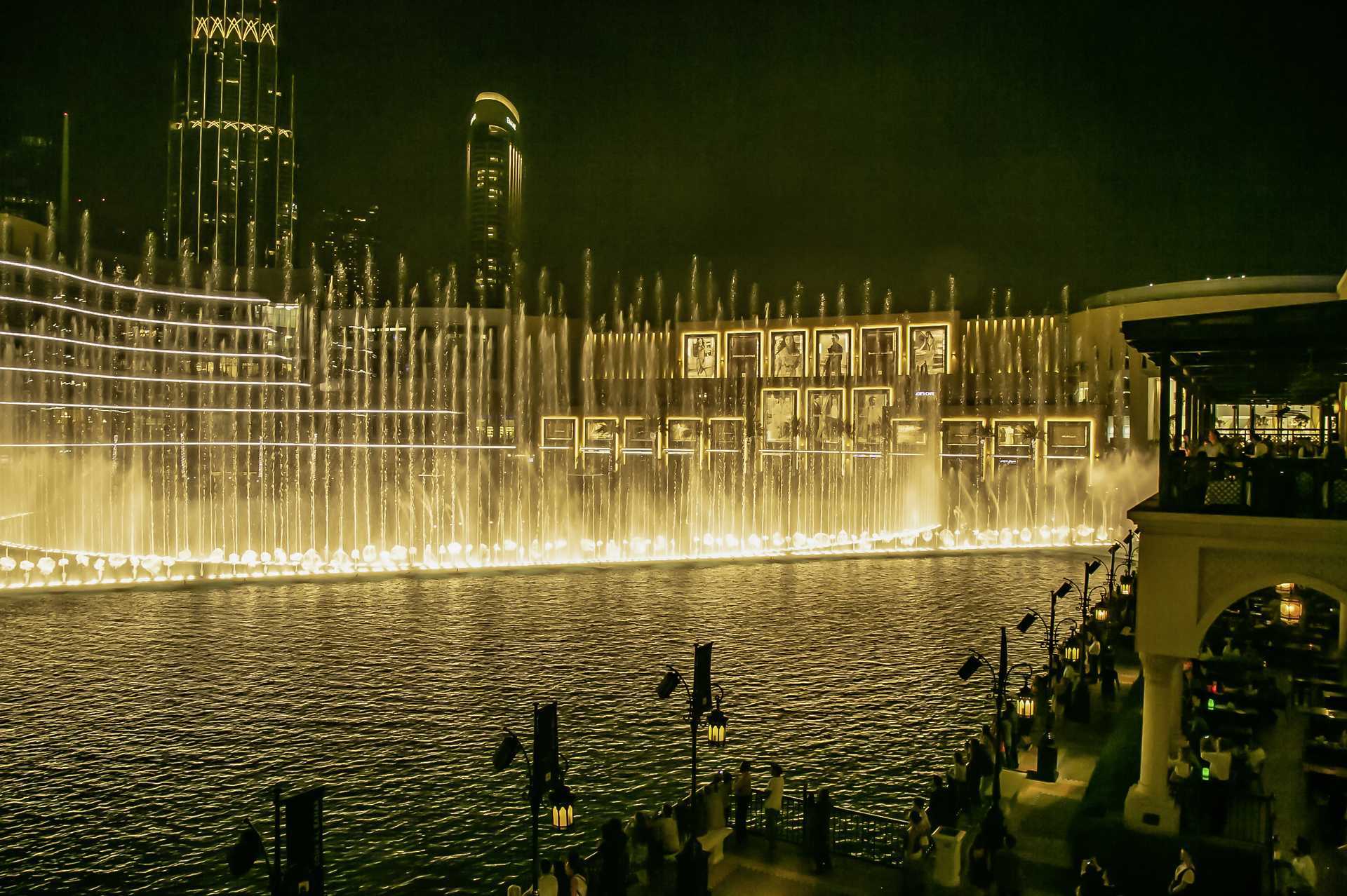 Dubai fountain i Dubai Downtown, De Forenede Arabiske Emirater.