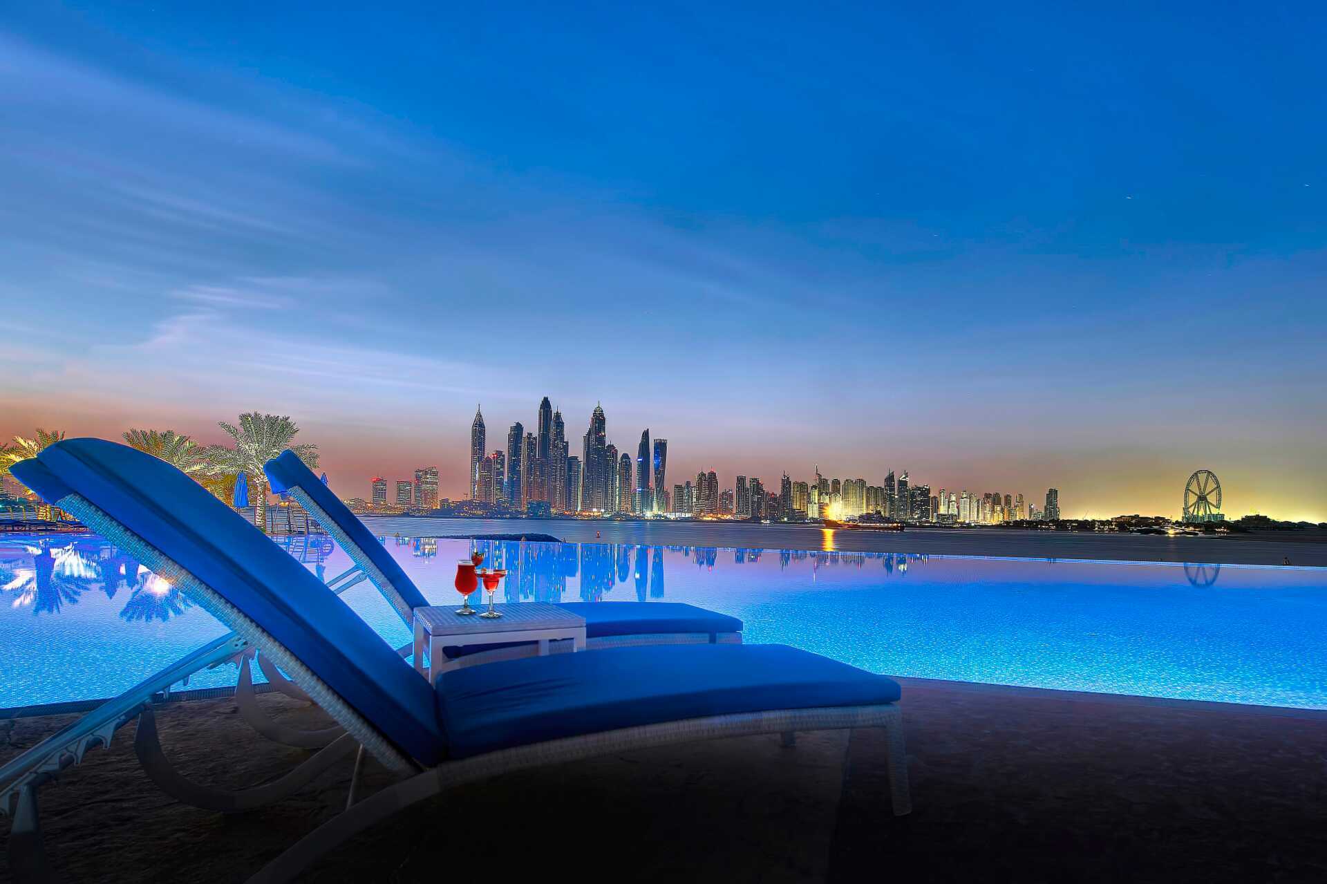 Pool på Dukes The Palm, et Royal Hideaway Hotel på Dubai Palm Jumeirah, De Forenede Arabiske Emirater.