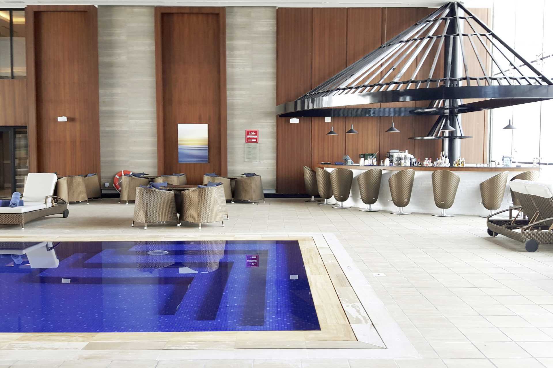 Indendørs pool på Dukes The Palm, et Royal Hideaway Hotel på Dubai Palm Jumeirah, De Forenede Arabiske Emirater.