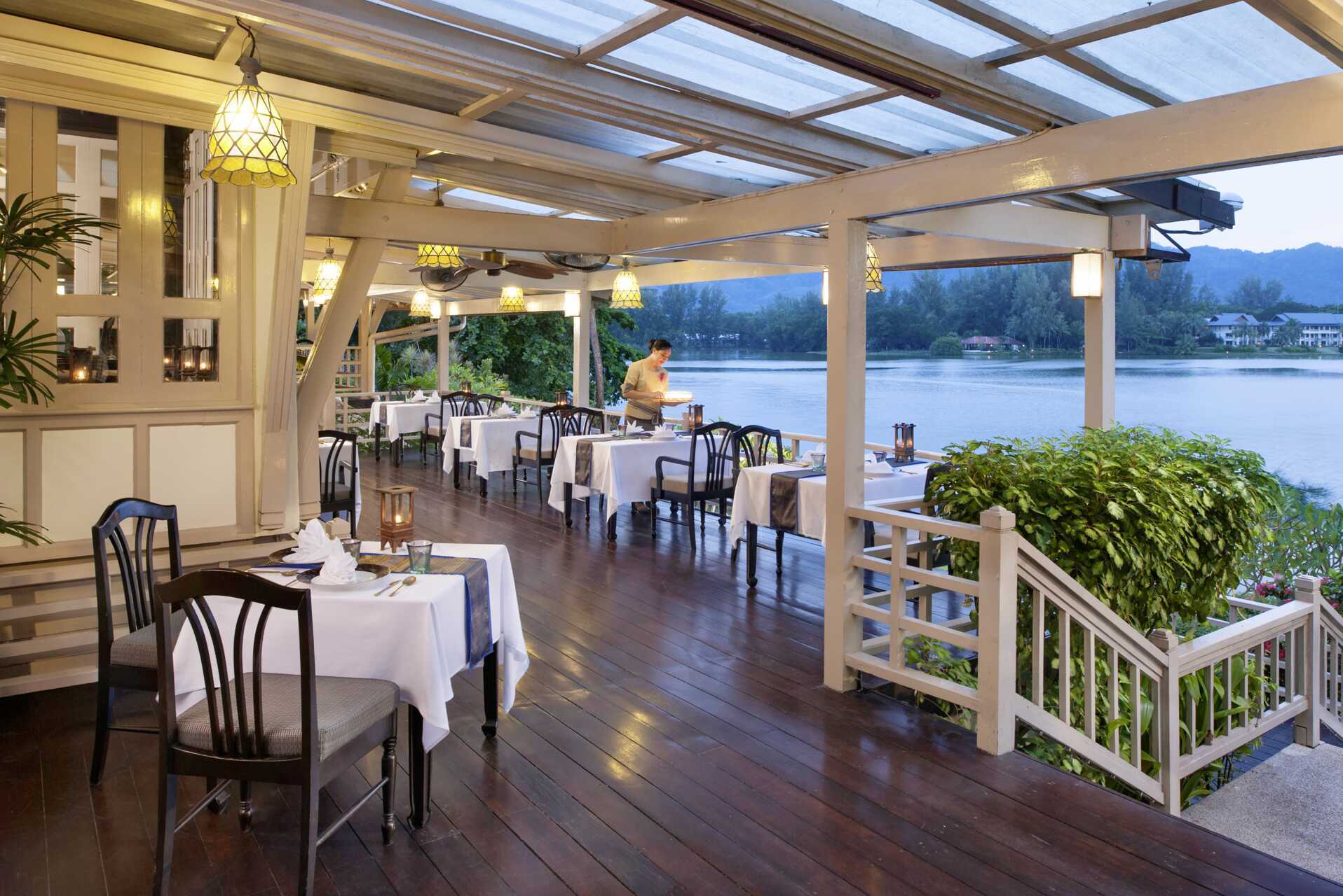 Ruen Thai byder på en smuk udsigt over lagunen.