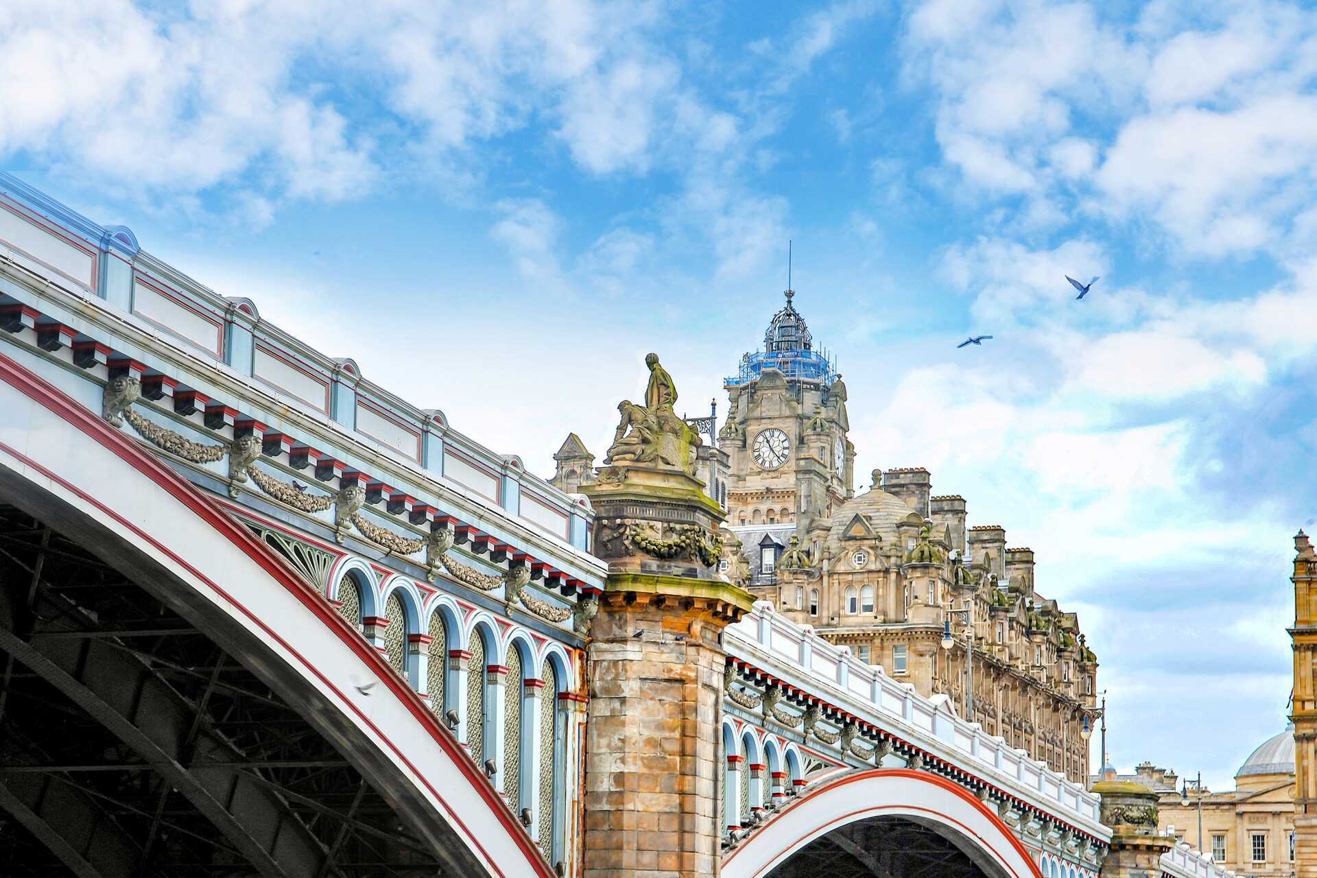 North Bridge i Edinburgh, der forbinder den nye og gamle by.