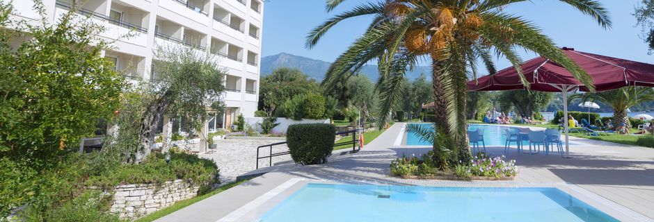 Poolområdet på Hotel Elea Beach i Dassia på Korfu.