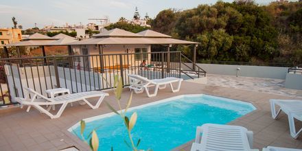 Den lille pool på tagterrassen på Hotel Elia i Kato Stalos på Kreta, Grækenland.