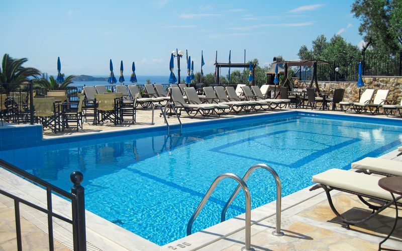 Poolområdet på hotel Elias i Megali Ammos på Skiathos, Grækenland.