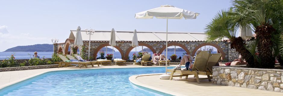 Poolområdet på hotel Esperides på Skiathos, Grækenland.