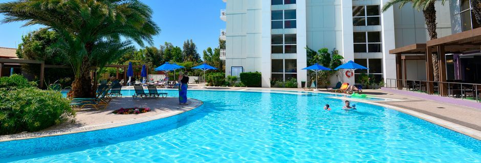 Poolområde på Esperides Beach Family Hotel på Rhodos, Grækenland.
