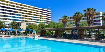 Poolområde på Esperides Beach Family Hotel på Rhodos, Grækenland.