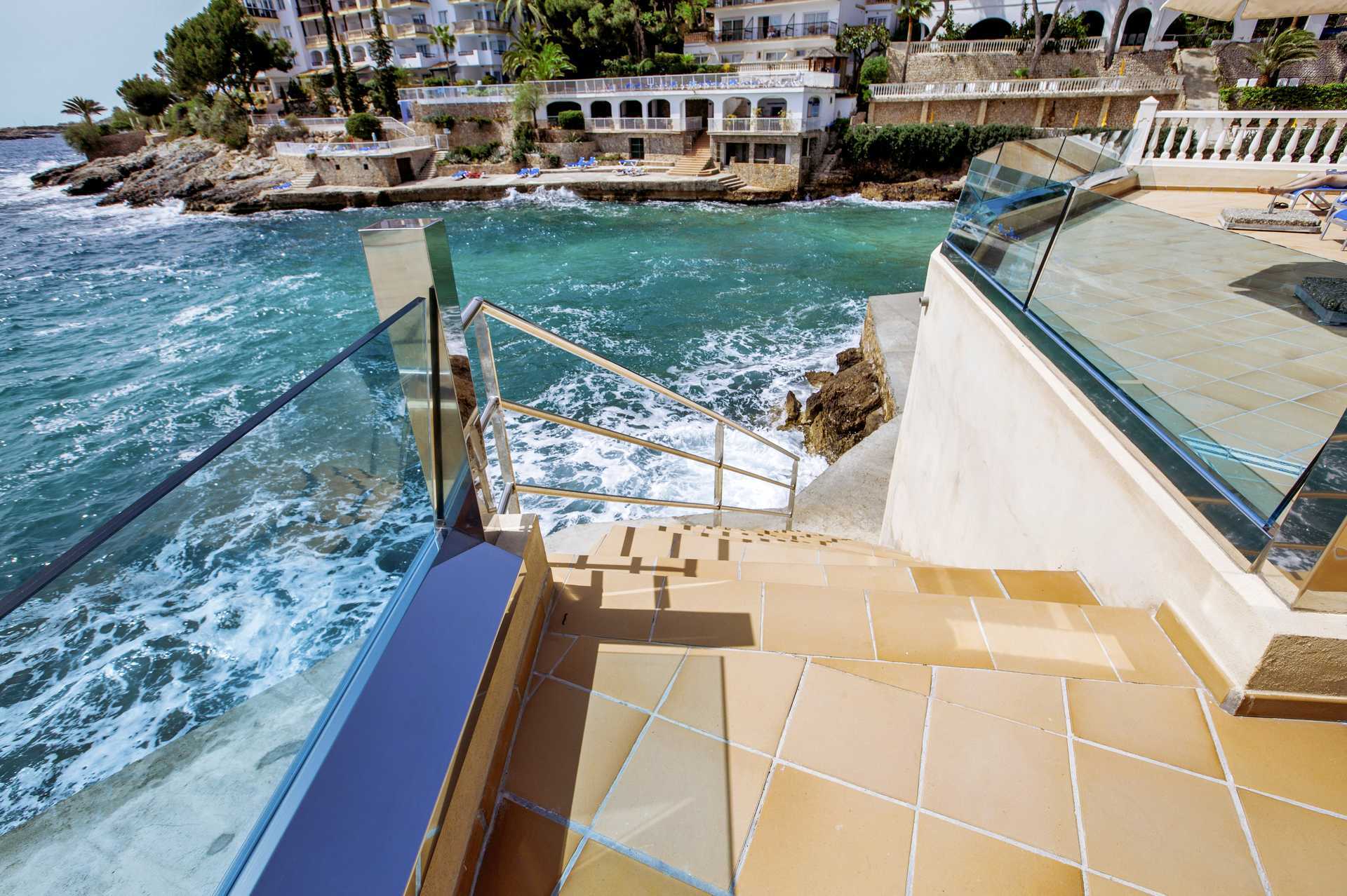 Trapper ned til stranden ved Europe Playa Marina i Illetas på Mallorca.