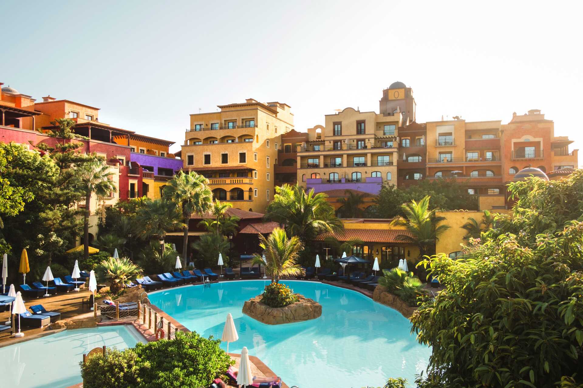 Poolområde på hotel Villa Cortés i Playa de las Americas, Tenerife.