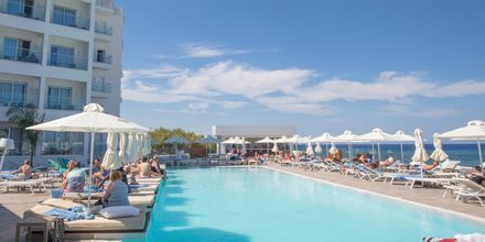 Pool på Hotel Evalena Beach i Fig Tree Bay, Cypern.