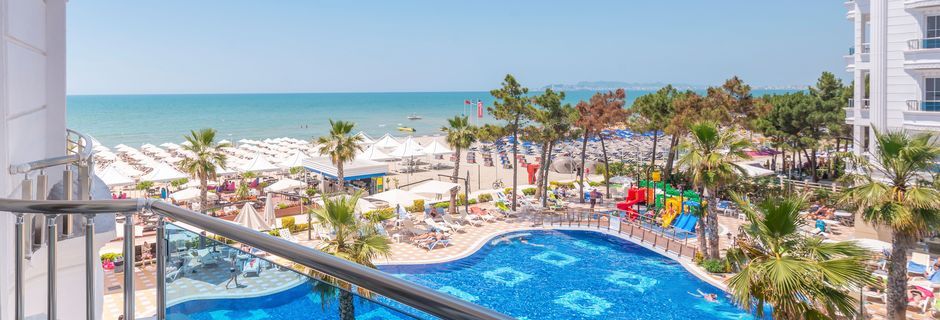 Poolområde på Hotel Fafa Grand Blue i Durres Riviera i Albanien.