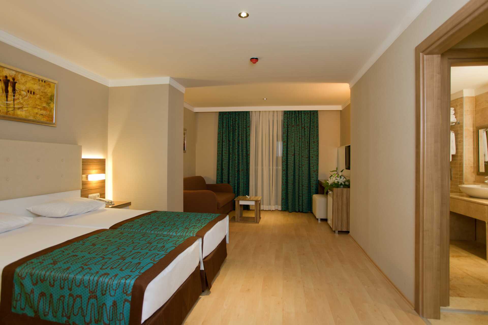 Familie-værelse i den nye bygning på Hotel Riviera i Alanya, Tyrkiet.