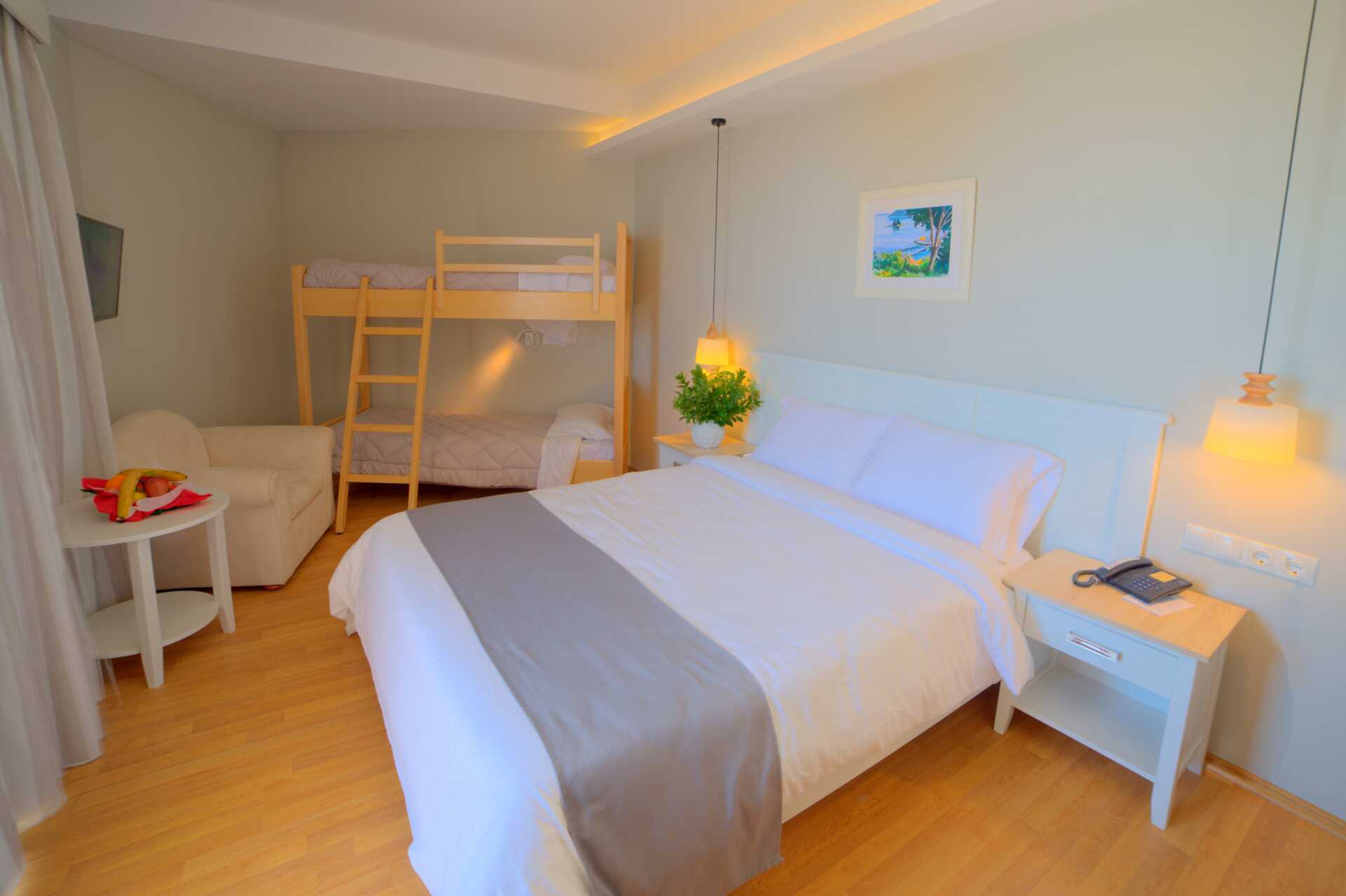 Familie-værelser på Hotel Elea Beach i Dassia på Korfu.