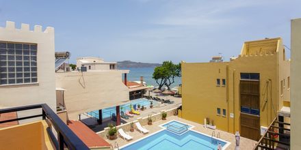 1-værelses lejligheder med udsigt over poolen på hotel Faros i Kato Stalos, Kreta.