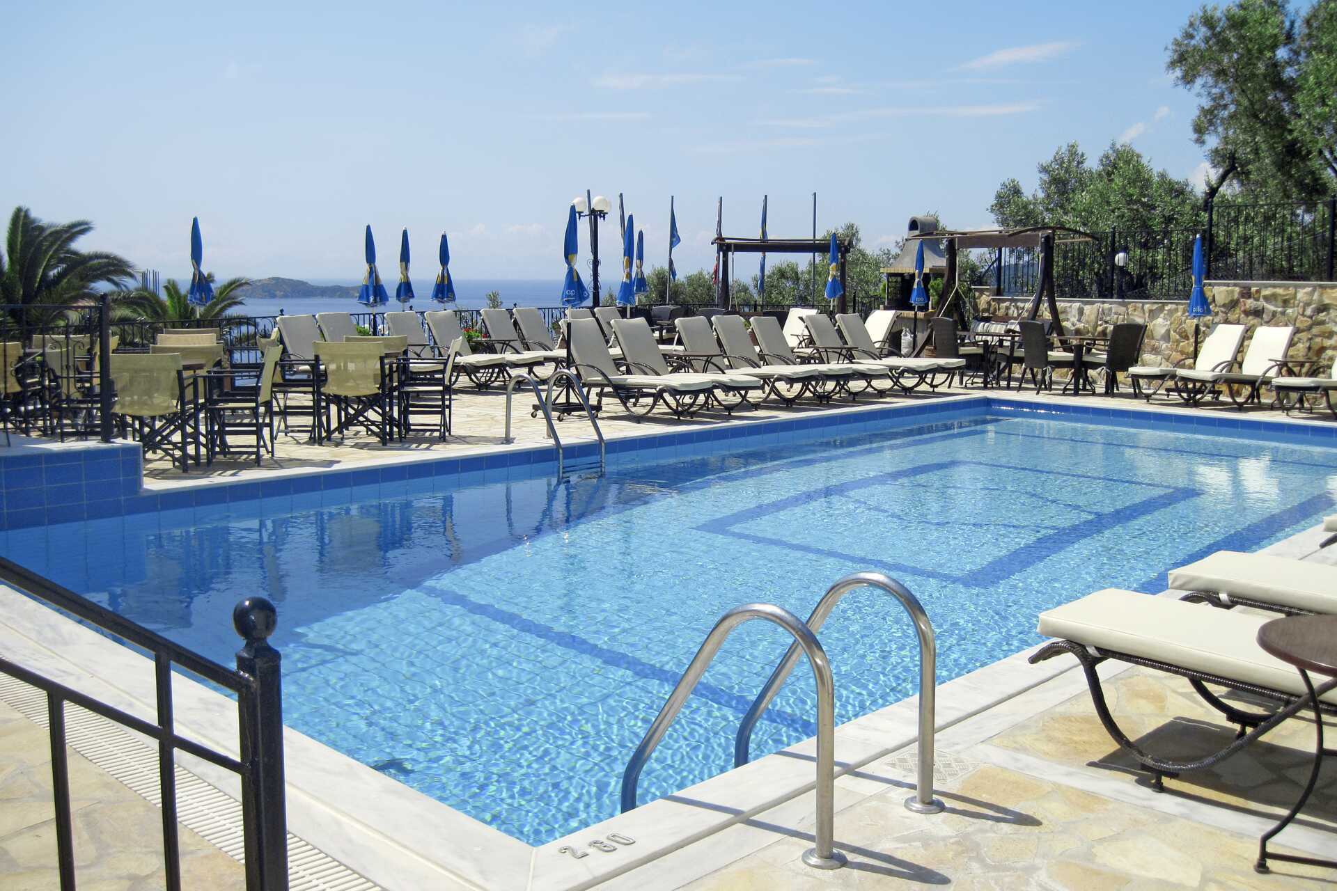 Poolen på Hotel Elias i Megali Ammos på Skiathos, Grækenland.