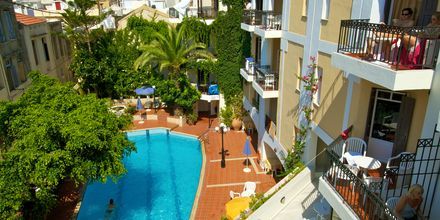 Poolområde på Hotel Fortezza i Rethymnon på Kreta, Grækenland