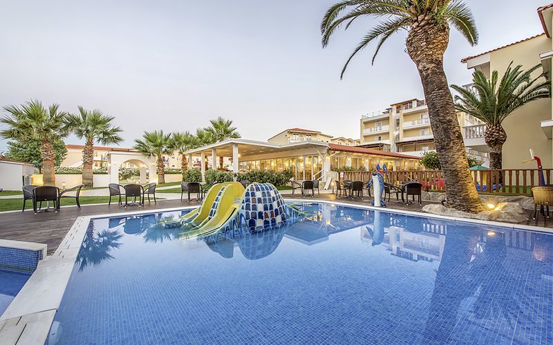 Poolområdet på Hotel Galaxy Beach Resort i Laganas, Zakynthos.