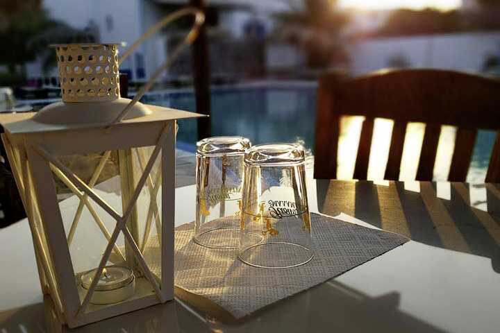 Restaurant ved poolen på hotel Gardenia i Santorini, Grækenland.