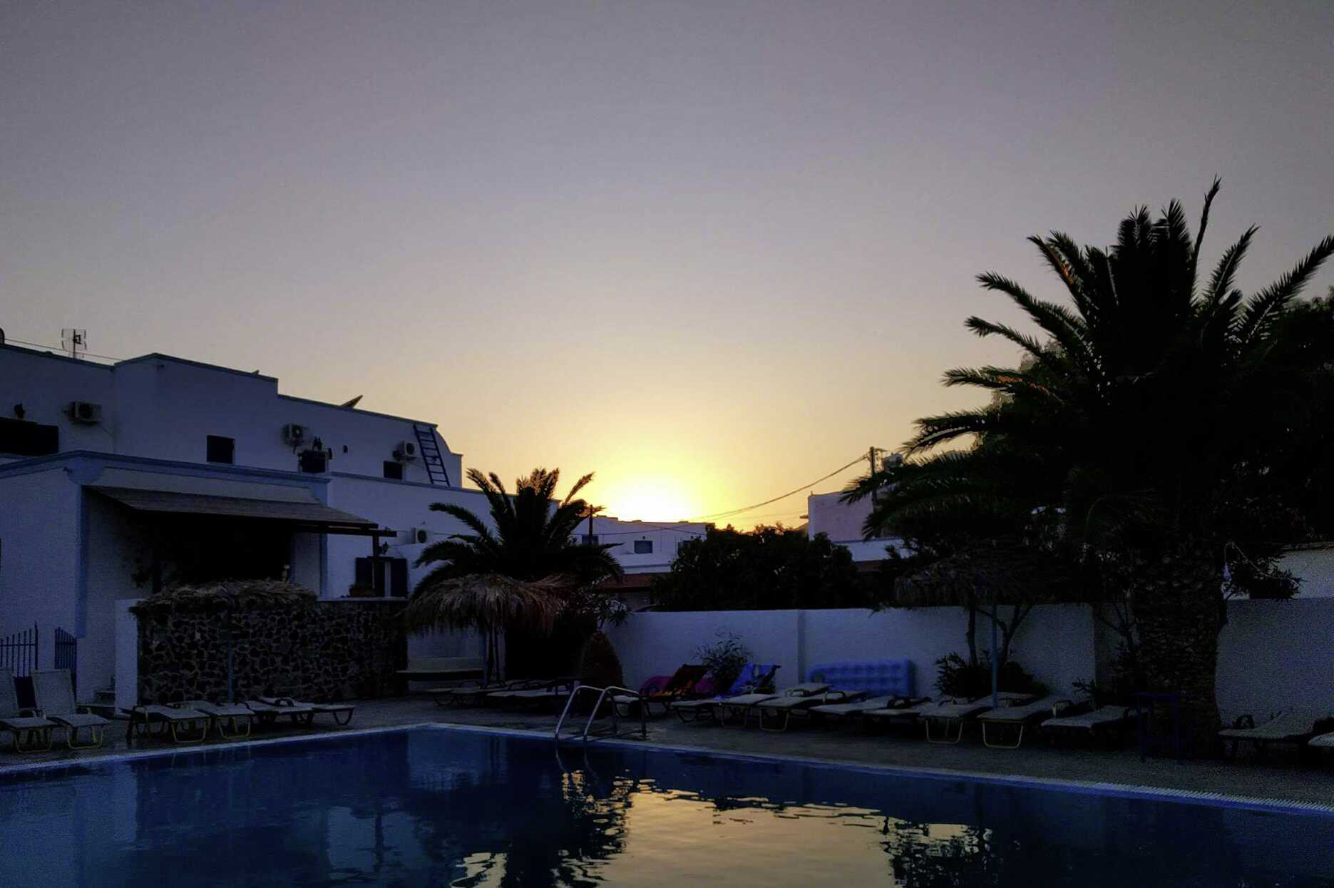 Poolen på hotel Gardenia ved solnedgang.